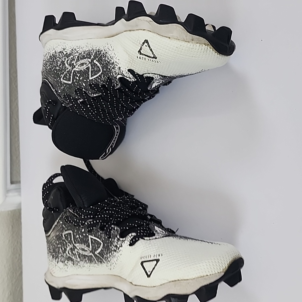 Under Armour Locked Down Kids' Black and White Foot Ball Cleat Sneaker Size 3.5Y - Picture 10 of 11
